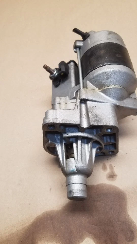 Motor de arranque usado se adapta a: Chrysler Town & Country 2004 pin conector tipo estrecho Foto 1 de 4