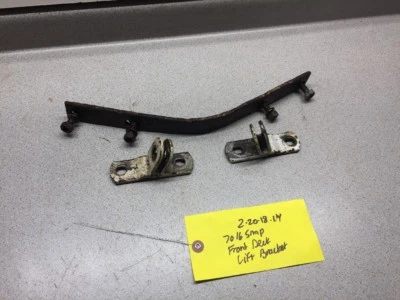 Soportes de montaje de plataforma delantera Simplicity 7016 para tractor cortacésped Foto 1 de 4