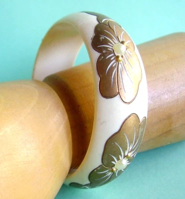 Jlor534 /  REMINISCENCE / BRACELET EN RÉSINE DE COULEUR IVOIRE A MOTIF DE FLEURS - Photo 1/3