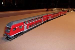 LOCOMOTIVA VINTAGE 5625K FLEISCHMANN A DUE PIANI E 2 AUTOVETTURE - Foto 1 di 5