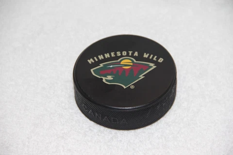 Minnesota Wild souvenir hockey puck, Wells Fargo, excellent condition Cover