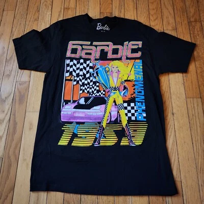 美泰 2023 芭比娃娃 Phenomenal 1959 Hot Pink 赛车 尺寸 M 黑色 T 恤 — 第 1/4 张图片