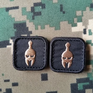 2 PIEZAS MINI CASCO MOLON LABE SPARTAN TÁCTICO BORDADO GANCHO BUCLE PARCHE NEGRO - Imagen 1 de 8