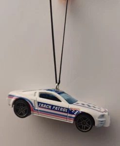 Ford Mustang GT Concept Christmas Car Ornament 1/64 Diecast weiß - Bild 1 von 2