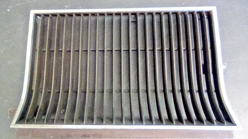 Oldsmobile Cutlass 1986 inserción de parrilla lado del pasajero derecho cromo negro LOC-202DG Foto 1 de 4