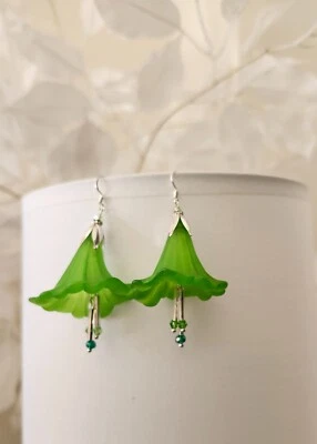 Pendientes grandes verdes de plata de ley con flores de campana de lucita con cristales Foto 1 de 4