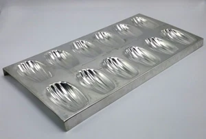 Madeleine Baking Sheet 12 Scalloped 3"x2" Molds 15.5"x7.5" Silver - Picture 1 of 6