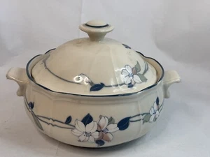 Epoch - "Pre-owned Apple Blossom" - 2 Quart Round Covered Casserole - Picture 1 of 5