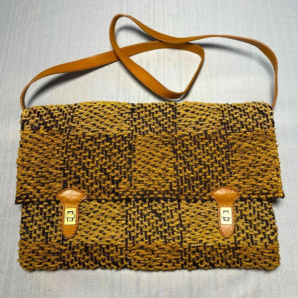 Bolsa tiracolo ou de ombro Holding Horses palha dourada e preta - Imagem 1 de 4