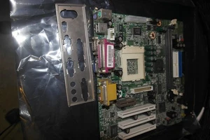 Placa madre Gigabyte GA-6WMM7 Socket 370 ATX VGA PCI ISA IDE FDD IO shield - Imagen 1 de 15