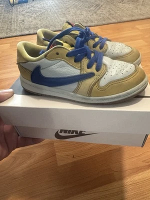 Talla 10c Travis Scott Air Jordan 1 Low OG SP Canary DZ5908-700 TD Foto 1 de 4