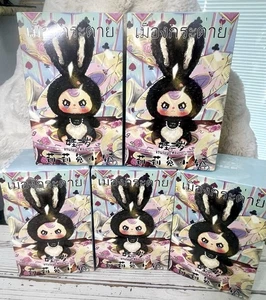 AUTHENTISCH Posten 4 Baby drei Lilie Rabbit Town V1 Plüsch Anhänger Blindbox Bündel - Bild 1 von 8