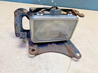 93 GEO METRO 2 DOOR HATCHBACK RIGHT HEADLIGHT BRACKET MOUNT - Image 1 of 3