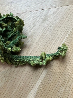 Borde de flecos festoneados verdes vintage con borlas - 50" de largo - 1" de profundidad Foto 1 de 3