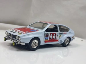 Burago 1:24 Alfetta Corsa Alfa Romeo modelo de coche clásico modelo blanco Krmei - Imagen 1 de 10