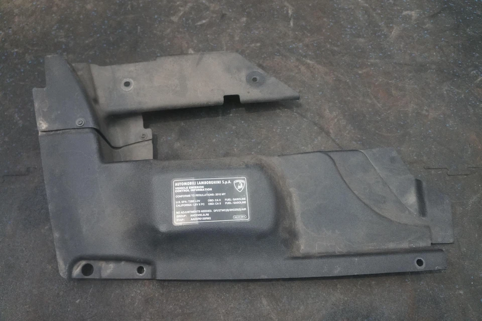 Panel de embellecimiento de cubierta de bahía de motor trasero derecho 07L103938 Lamborghini Gallardo 2010 Foto 1 de 4