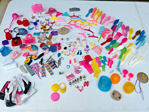 VTG LOT OF BARBIE DOLL SKIPPER MISCELLANEOUS ACCESSORIES, HANGERS, HATS, BRUSHES