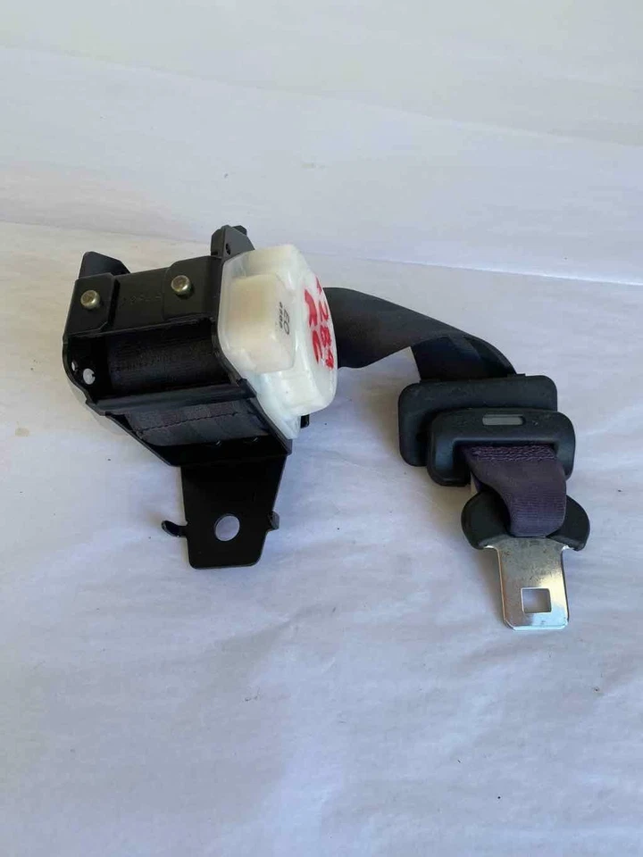 2003 HYUNDAI SONATA Rl Rear Ceenter Seat Belt Lap & Shoulder Belt - Image 1 of 4