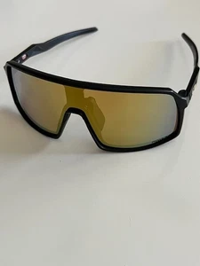 Oakley OO9406 Sutro Rectangular Sunglasses k18 Gold lens Prizm - Great condition - Picture 1 of 6