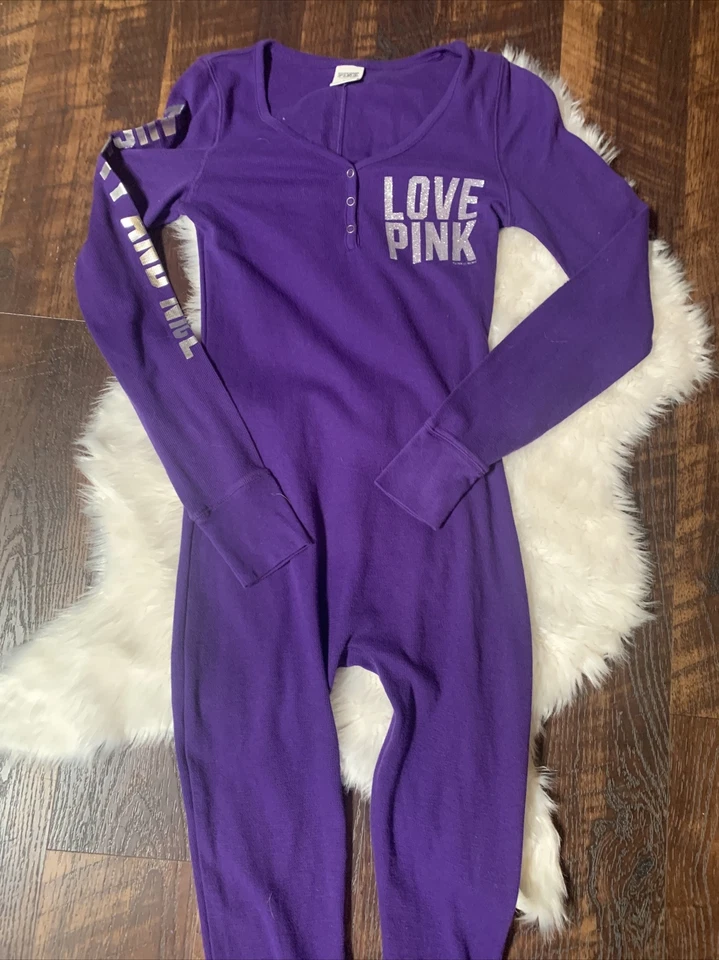 VS Rosa Una Pieza Pijama Camisón Púrpura Bling Gimmie Azúcar Térmico Snap Bottom Foto 1 de 4