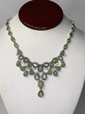 "Collar 1928 2028 piedras facetadas verdes y cabujón tono plata babero 18,5"" lágrima" Foto 1 de 4