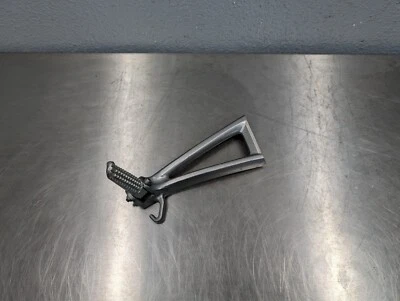 06-09 Yamaha YZF R6S OEM REPOSAPIÉS TRASERO CLAVIJA SOPORTE IZQUIERDO - 5SL-27440-02-00 Foto 1 de 4