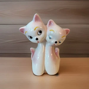 Vintage Ceramic Figurine Of Two Siamese Cats Pink & White Japan - Picture 1 of 6