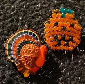 Halloween Thanksgiving Set zwei Pins Broschen Punze Truthahn hausgemacht Kürbis  - Bild 1 von 15