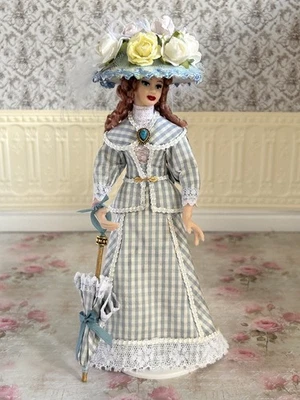 Hermosa muñeca vestida de porcelana hecha artesanalmente para casa de muñecas escala 1/12. Foto 1 de 4