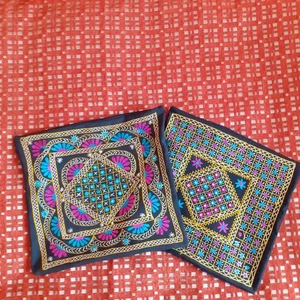 Vintage Paar handbestickte indische Kissenbezüge mit Spiegelarbeit 16 x 16 Zoll - Bild 1 von 12