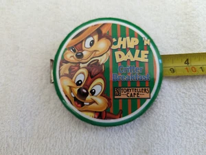 nuovo 3" Chip Dale Critter colazione narratori caffè Disney bottoni parco metallo ca - Foto 1 di 1