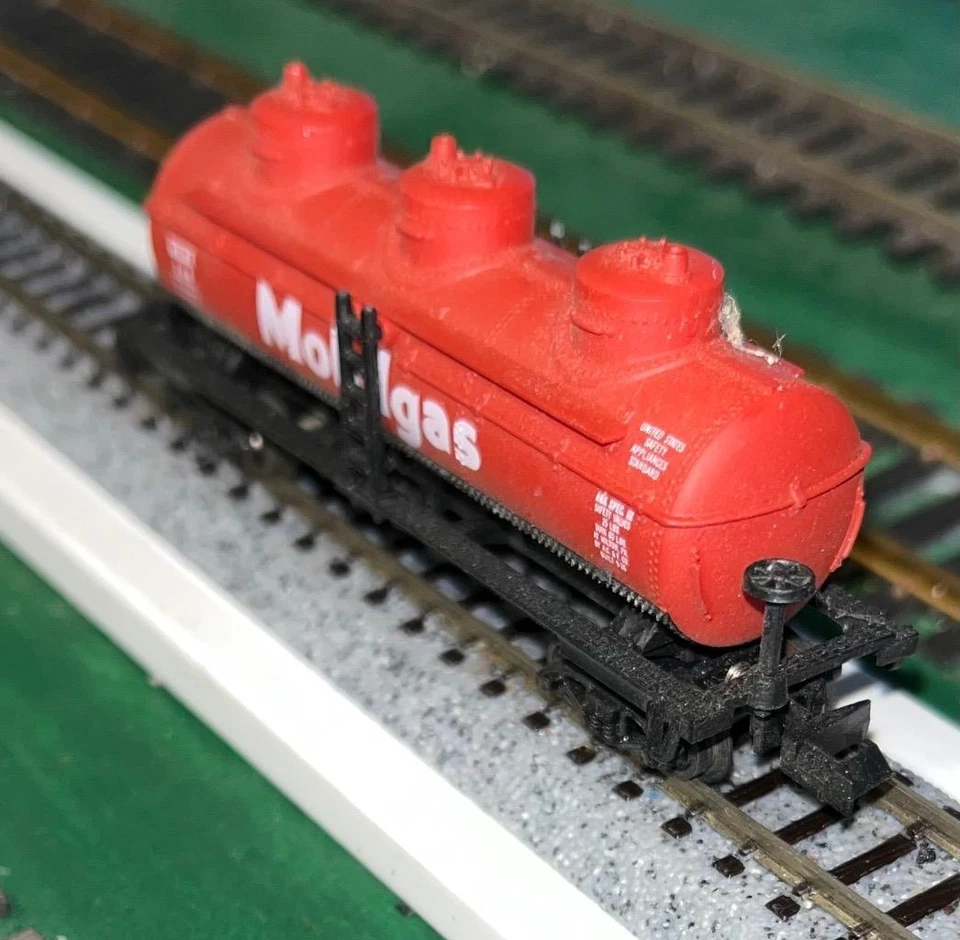 N Scale Like Like Mobilgas 3-dome car with Rapido couplers - Image 1 of 1