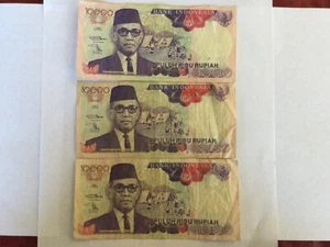 1992, 10,000 Rupiah p131a Indonesia a Lot of 3 High Grade High Value Banknotes - Picture 1 of 5