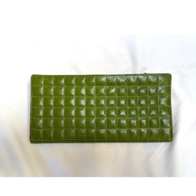 NUEVO CON ETIQUETAS Colmillo Acolchado Hierba Cuero Verde Bolso sin asas Cartera Bolsillos con cremallera Foto 1 de 4