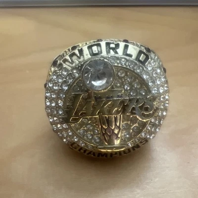 Anillo réplica oro con cristales campeones del mundo de los Lakers Foto 1 de 3