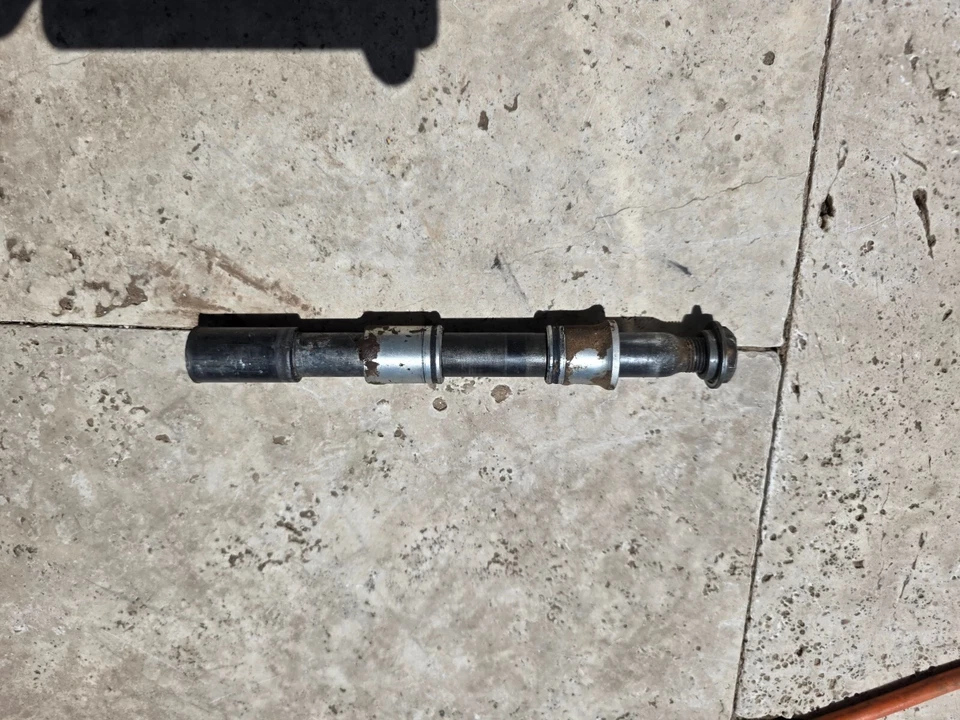 2000 YAMAHA YZ125 前轴和垫片 — 第 1/1 张图片