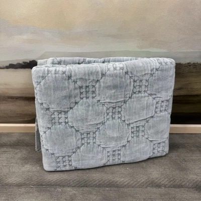 Almohada acolchada de celosía de terciopelo Pottery Barn (1) farsa estándar azul espejismo nueva sin etiquetas Foto 1 de 4