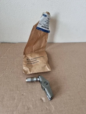 Genuine Ford Focus / Kuga / Mondeo / S-Max Rocker Arm Valve 1683702 - Image 1 of 4