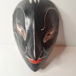 Handgeschnitzte balinesische bemalte Maske schwarz, rot und weiß. - Bild 1 von 9
