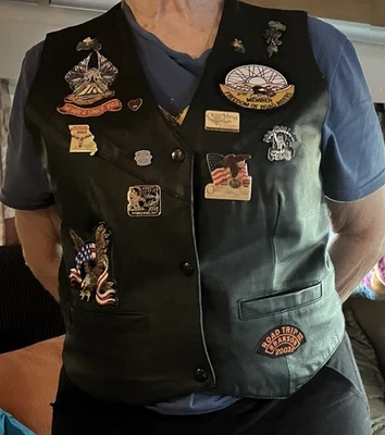 Chaleco Hudson mediano de cuero para mujer con parches y alfileres Foto 1 de 4