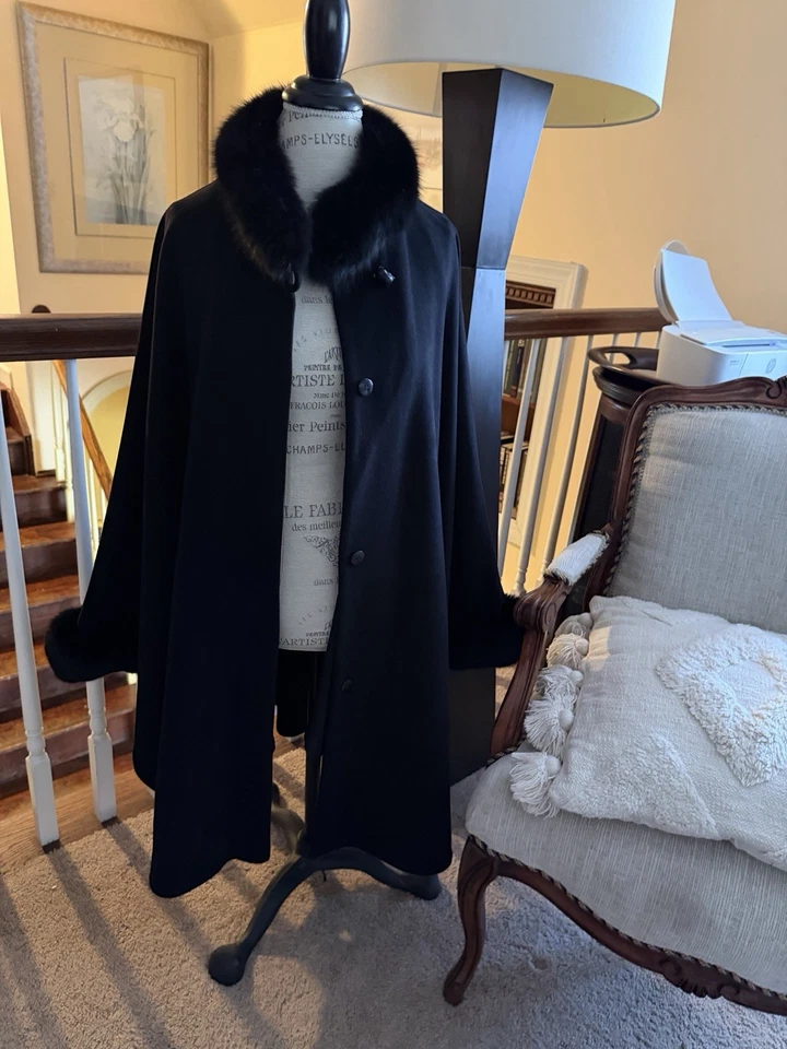 Poncho capa lã misturada com acabamento de raposa preta - Imagem 1 de 4
