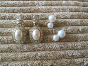 2 paia orecchini 1 x perla cabochon tono G e zirconi pendenti 1 x borchie doppia perla - Foto 1 di 5
