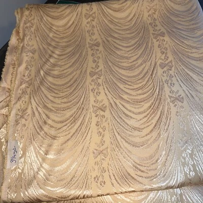 Lindo tecido dourado de 3 1/4 jardas com lindo design  - Imagem 1 de 4
