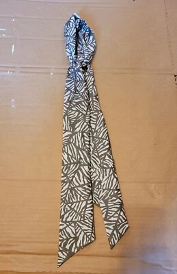 复古发带领带围巾。 灰褐色/白色几何图案 — 第 1/4 张图片