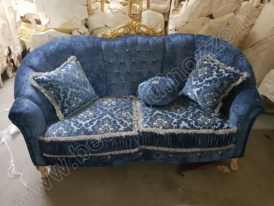 DIVANO 2 POSTI IN LEGNO AVORIO E FOGLIA ORO  E TESSUTO IMBOTTITO BLU E ARGENTO - Immagine 1 di 1