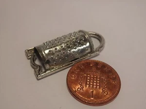 1:12 Scale  Metal Grater Doll House Miniatures Accessories - Imagen 1 de 1