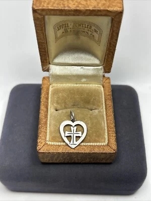 Dije/colgante de corazón y cruz de plata esterlina Jeep Collins de diseño Foto 1 de 4