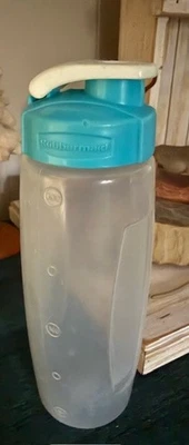 Rubbermaid Water Bottle Drink Container 20 Ounces Flip Top Lid 7F74 Blue White - Image 1 of 2