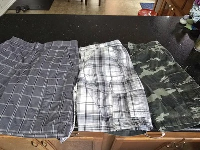 Lote de 3 pantalones cortos cargo marca George para niño talla 34. Camuflaje, cuadros grises y cuadros blancos Foto 1 de 4