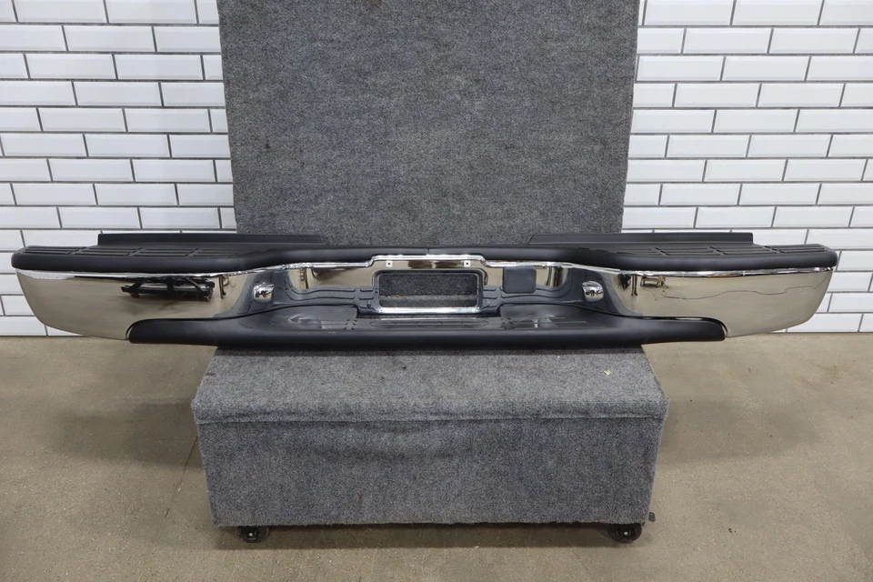 Parachoques trasero cromado 99-07 Chevy Silverado 2500HD OEM (HVY) Foto 1 de 4